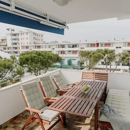 Lorenzo's Beach Apartment