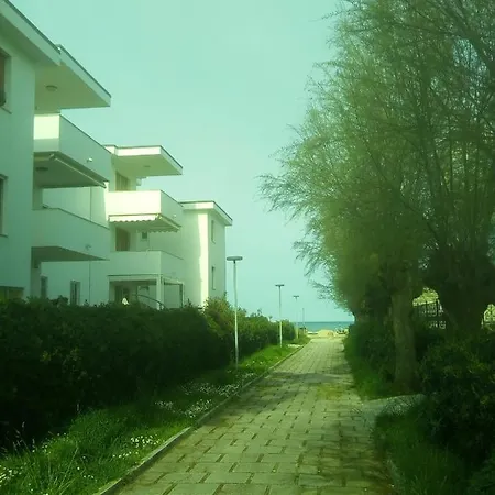 Lorenzo's Beach 아파트